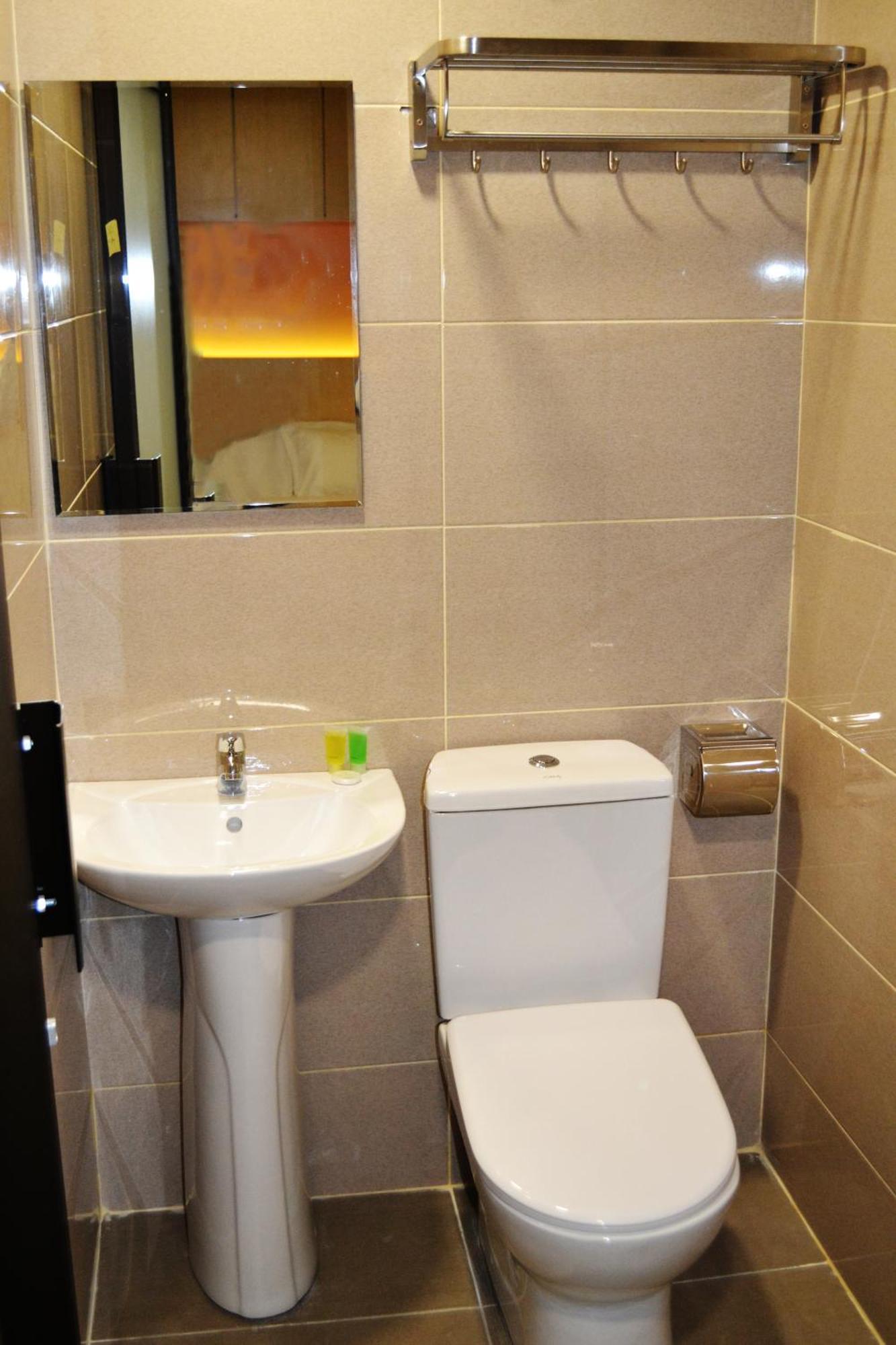 Deluxe Queen Room : Sky Garden / Gym / Hassle Free Check-in / Free Wifi